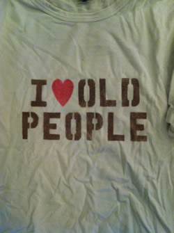 a t-shirt that reads "I [heart] Old People"